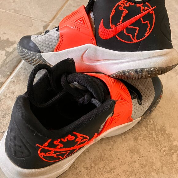 Nike running shoes Size 12 for Kids (29.5 Euro) - Picture 3 of 5